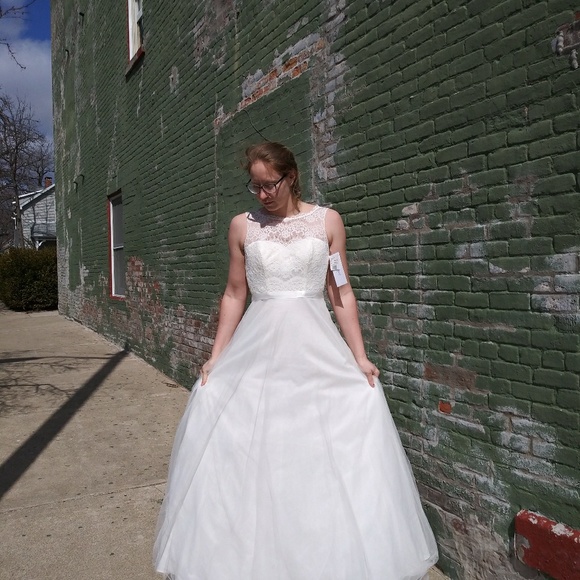 Wedding gown - Picture 3 of 4